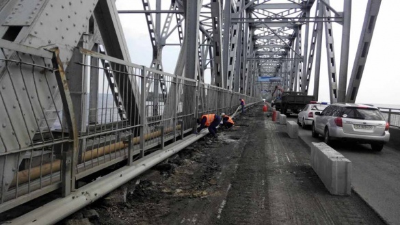 На мосту через Дніпро нарешті розпочалися цілодобові ремонтні роботи