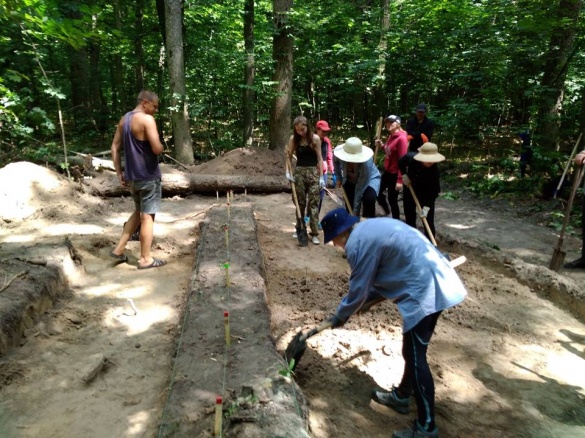 Черкаські археологи розкопують курган у Мотронинському городищі