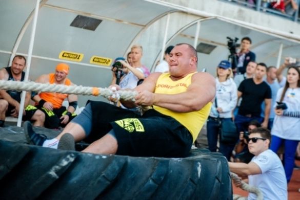 Черкаський стронгмен зрушив потяг та встановив рекорд України