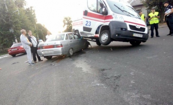 У центрі Черкас водій легковика підрізав автівку швидкої медичної допомоги і спровокував аварію (ФОТО)