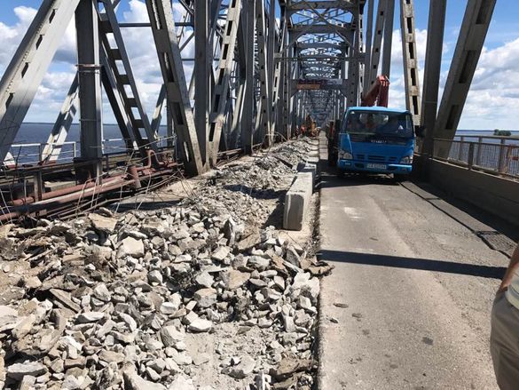 На черкаському мосту замінили першу зруйновану плиту (ФОТО)