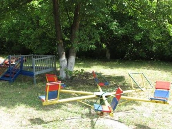 Коли ти сам собі допомога: жителі села на Черкащині самотужки облаштували ігровий майданчик