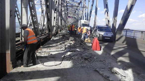 У підрядника відреагували на критику щодо повільного ремонту черкаського мосту