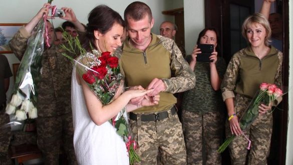 Боєць АТО з Черкащини відгуляв весілля на фронті (ФОТО)