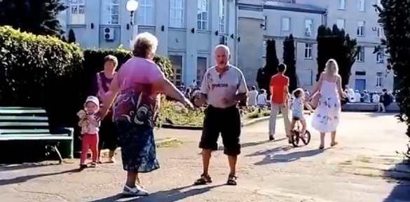 Молодий той, хто молодий душею: у центрі Черкас танцювали пенсіонери (ВІДЕО)