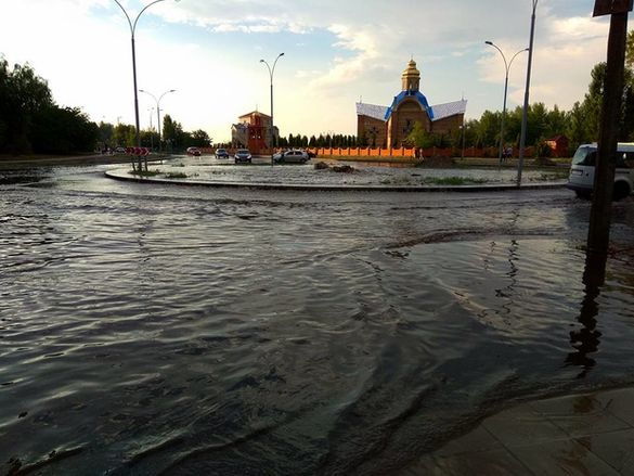 Cтало відомо, чому затопило відремонтовану вулицю Героїв Дніпра (ФОТО)