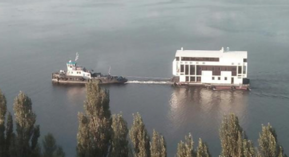 Плавучий будинок курсував Дніпром на Черкащині (ФОТО)