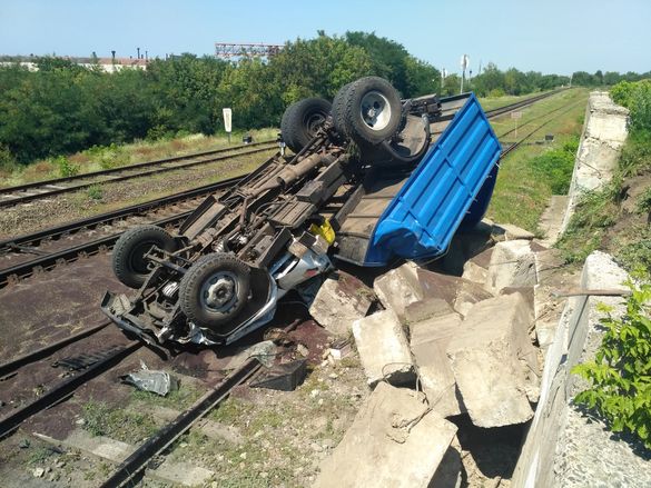 На Черкащині на залізничній колії перекинувся вантажний автомобіль