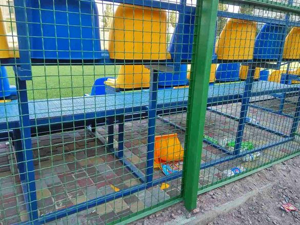 Новий футбольний майданчик черкаської школи потрощили діти-вандали