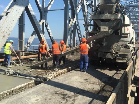 Омаргалієв розповів, коли завершать основні роботи по дорожньому покриттю черкаського мосту