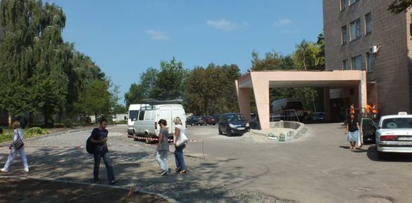 Біля однієї з черкаських лікарень ремонтують парковку (ВІДЕО)