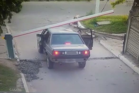 На Черкащині водій намагався проїхати через закритий шлагбаум (ВІДЕО)