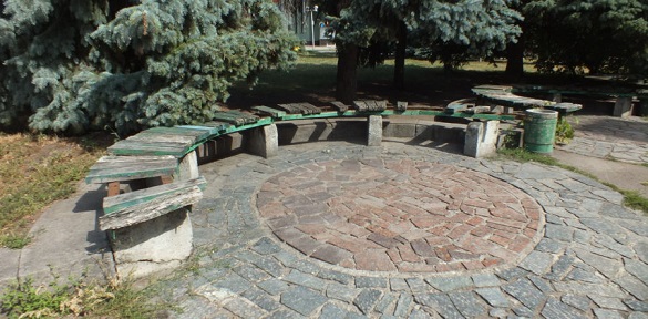 У Черкасах  лавочки на площі Слави перебувають у катастрофічному стані (Фотофакт)