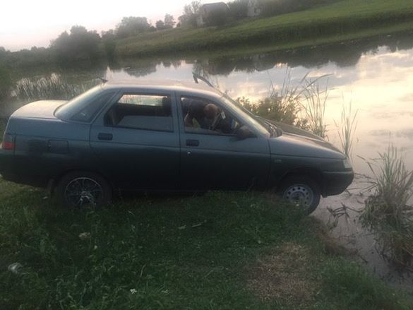 На Черкащині автівка з п'яним водієм зависла над обривом та ледь не втрапила у водойму
