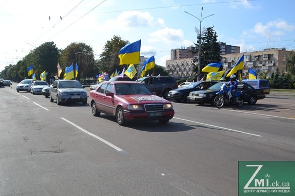 Черкасці влаштували автопробіг із прапорами України (ФОТО)