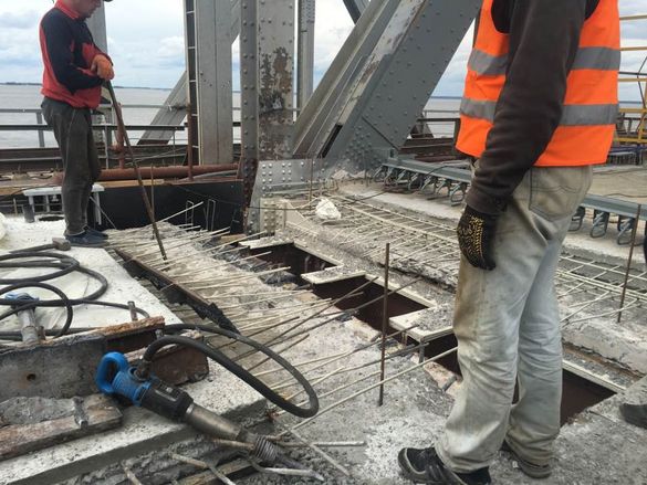 Навіть у День Незалежності робітники ремонтують черкаський міст (ФОТО)