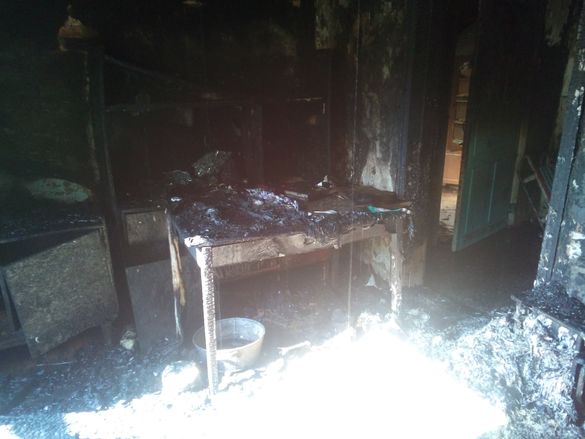 На Черкащині через необережність під час куріння ледь не згорів будинок (ФОТО)