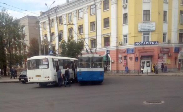 У Черкасах тролейбус і маршрутка втрапили у ДТП (фотофакт)