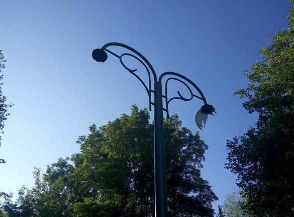 У черкаських парках вандали порозбивали ліхтарі (ФОТО)