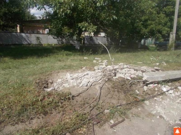 На Черкащині водій протаранив  бетонну електричну опору (ФОТО)