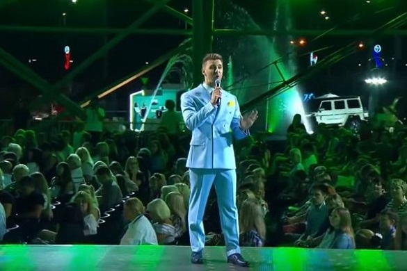 Співак із Черкас виступив на російському конкурсі в патріотичному костюмі