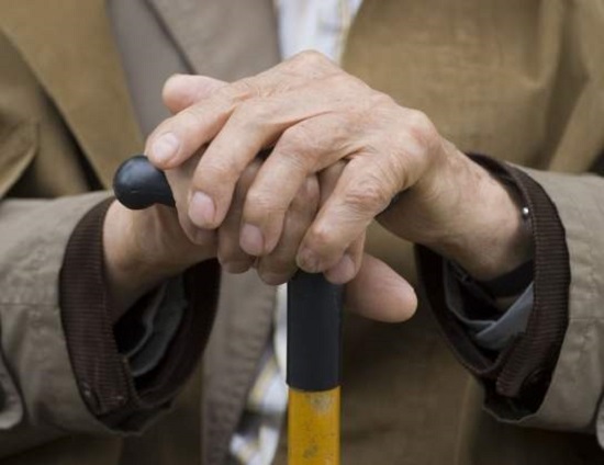 Залякував та душив: у Черкаській області зловмисник пограбував 91-річного ветерана