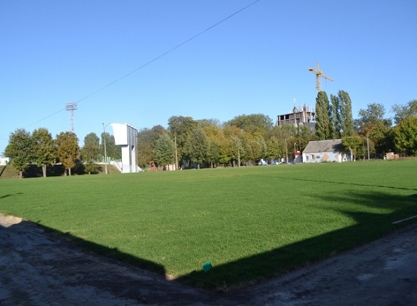 На запасному полі Центрального стадіону вже застелили газон (ФОТО)