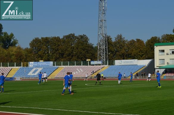 Черкаські чиновники зіграли у футбол із ветеранами (ФОТО)