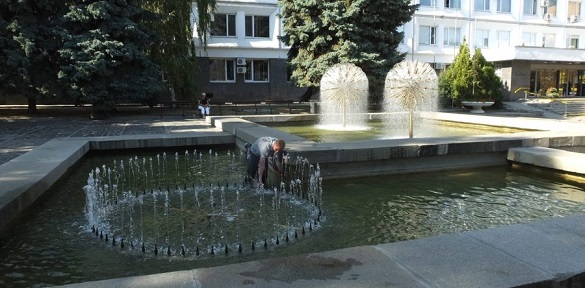 Біля Черкаської міськради очищають фонтан (ВІДЕО)