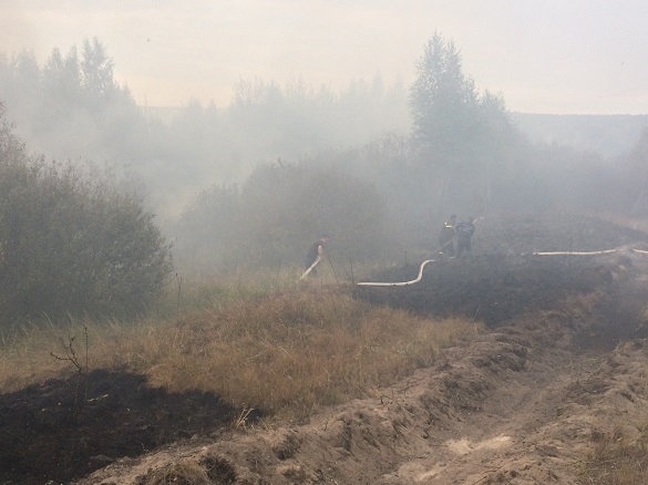 На Черкащині вже третій день ліквідовують пожежу на торфосховищі