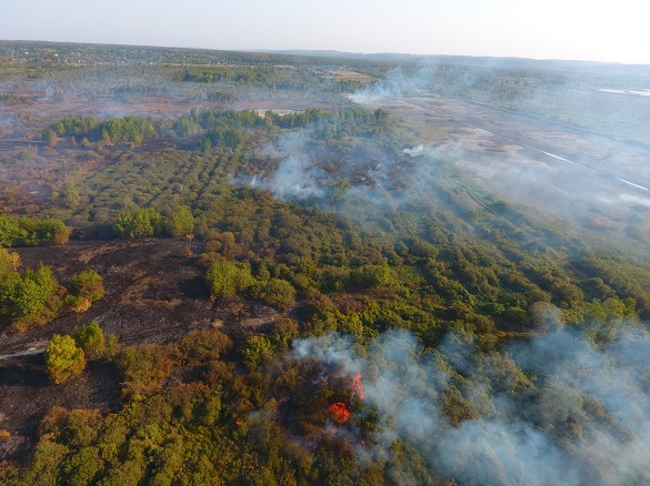 На Черкащині рятувальники п'яту добу намагаються загасити пожежу на торфосховищах