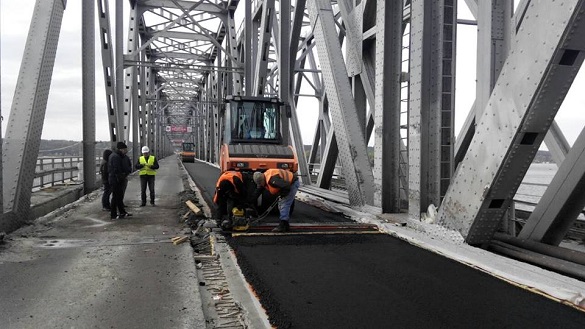 На мосту через Дніпро закінчилися роботи із укладання асфальту на правому проїзді (ФОТО)