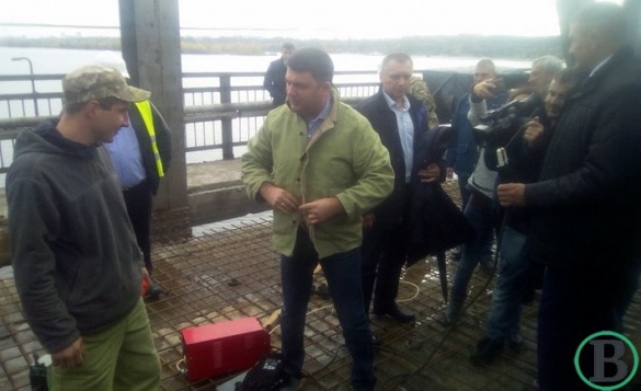 Не витримав: у Черкаській області Прем'єр-міністр власноруч почав ремонтувати міст через Дніпро (ФОТО)