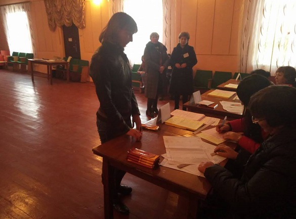 На Черкащині виборцям, які голосують вперше, вручають подарунки