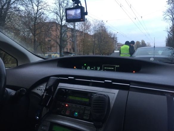 Водіям-порушникам більше не викрутися: у автівках черкаських патрульних встановили відеореєстратори