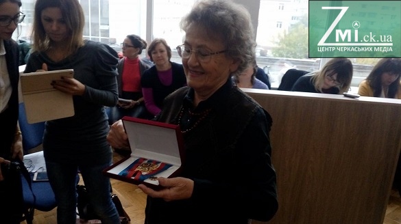 У Черкасах посмертно нагородили жінку, яка врятувала майже 90 дітей (ФОТО)