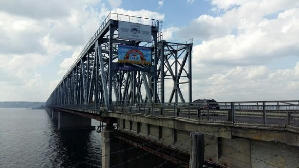 Стало відомо, коли завершать асфальтування правого проїзду на мосту через Дніпро