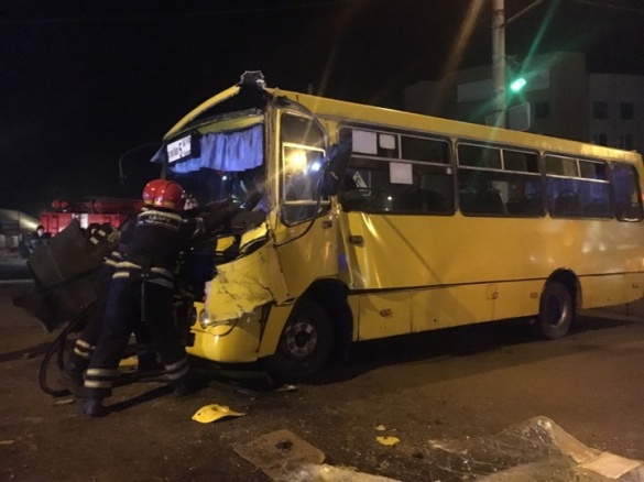 У Черкасах сталася ДТП за участі маршрутки та вантажівки: шість постраждалих (ФОТО)