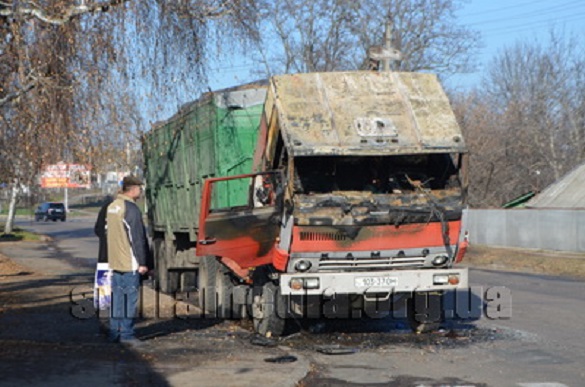 У Черкаській області під час руху вантажівку охопило полум'ям (ФОТО)