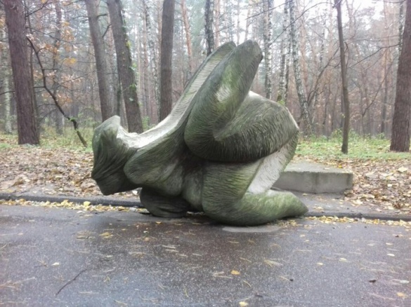Невідомі пошкодили скульптуру в парку 