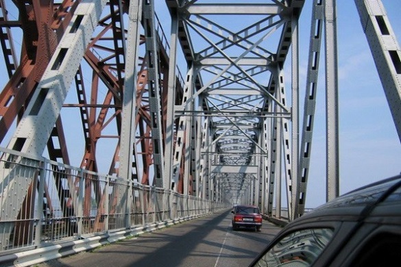 Сьогодні на мосту через Дніпро можливі затримки у русі транспорту