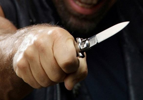 У Черкаській області чоловік накинувся з ножем на дружину