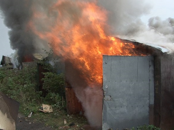 У Черкасах охоронець ненароком підпалив гараж