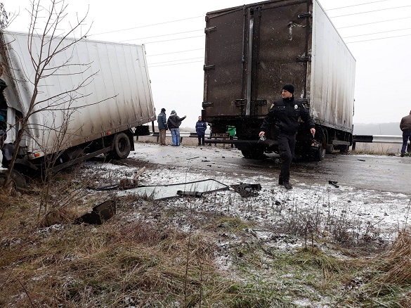На Черкащині зіткнулися дві вантажівки: є постраждалі