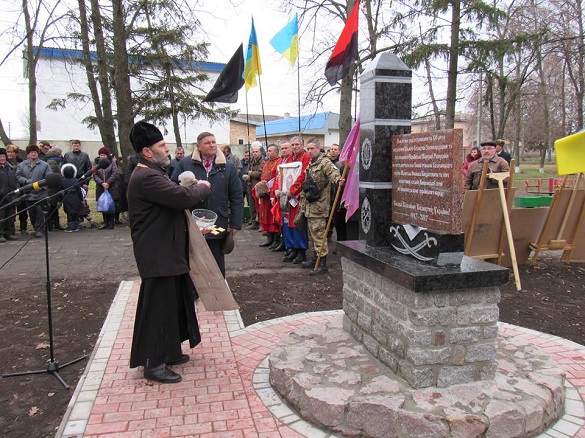 У Черкаській області відкрили пам'ятник курінному отаману