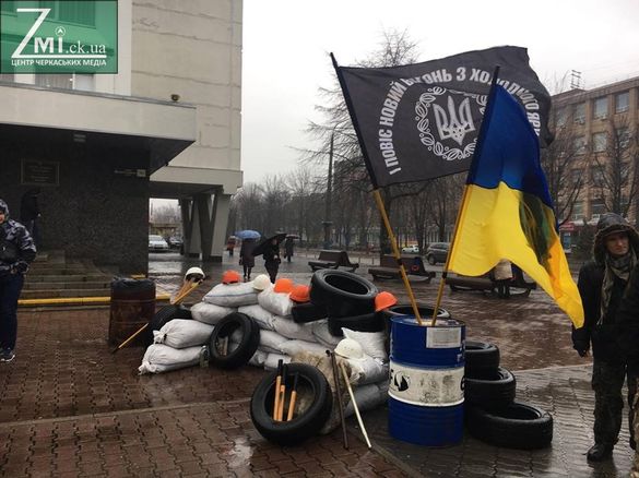 До Черкаської міськради активісти принесли шини (ФОТО)