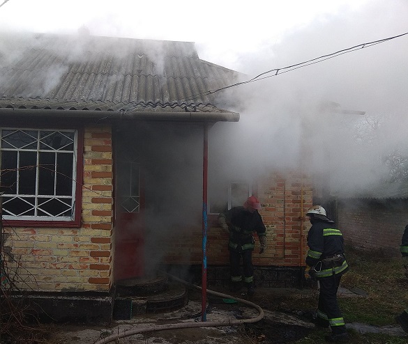 На Черкащині через недопалок загорівся будинок: постраждав господар оселі