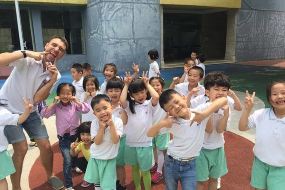 Черкаський викладач у Китаї виховує дошкільнят в українському стилі