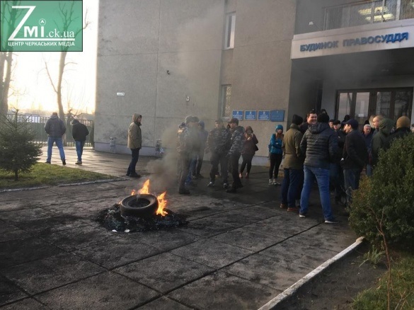 Відповідь на палаючі шини: Апеляційний суд Черкаської області тимчасово припинив свою роботу