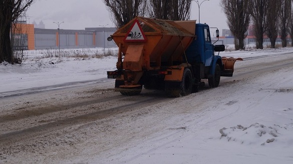 Черкаські комунальники розповіли, як рятують вулиці від снігу та льоду
